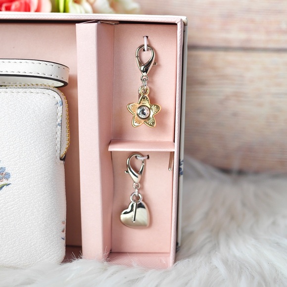 🐳COACH Boxed Dandelions Wristlet - Picture 5 of 7